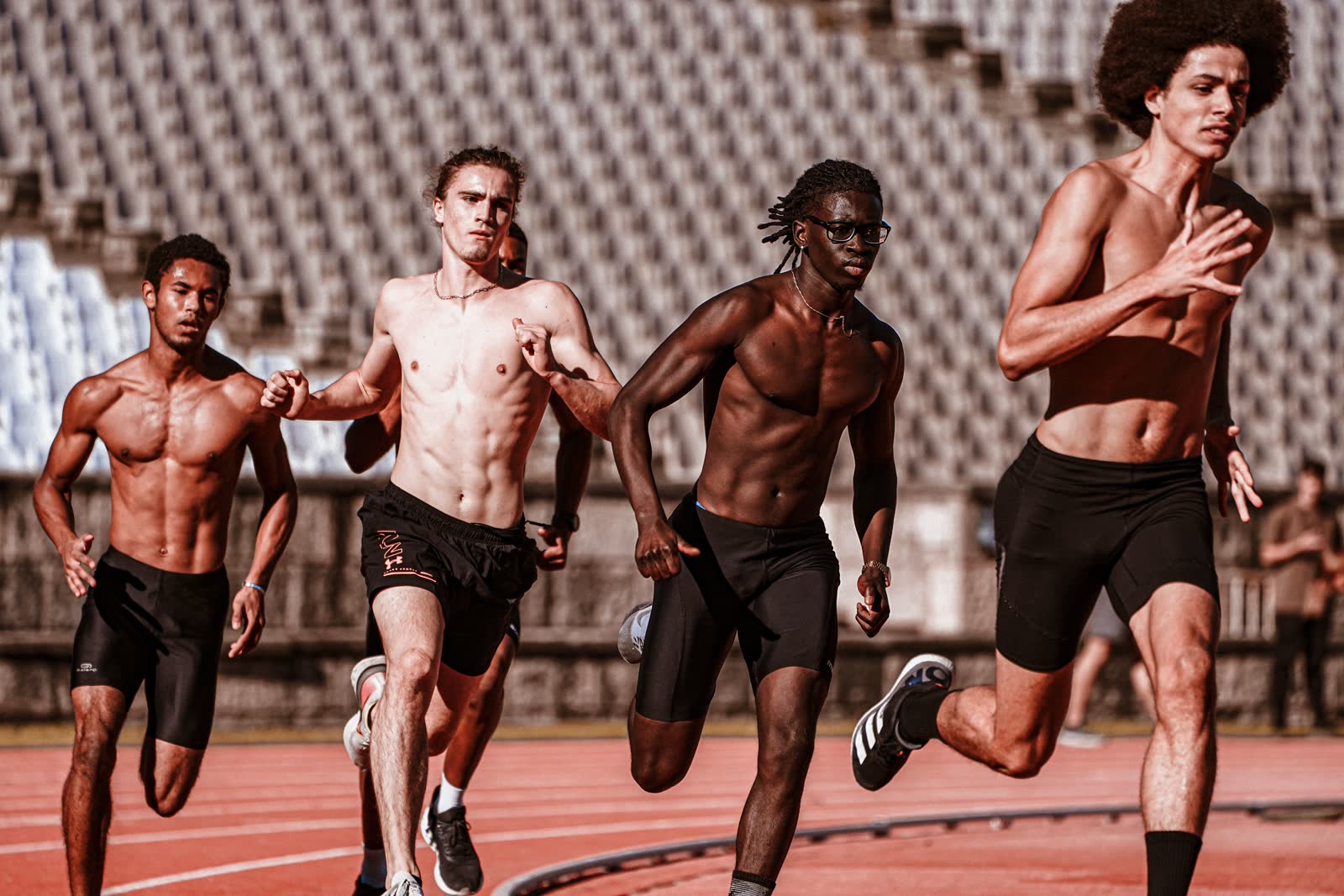Skupina športovcov počas tréningu vonku